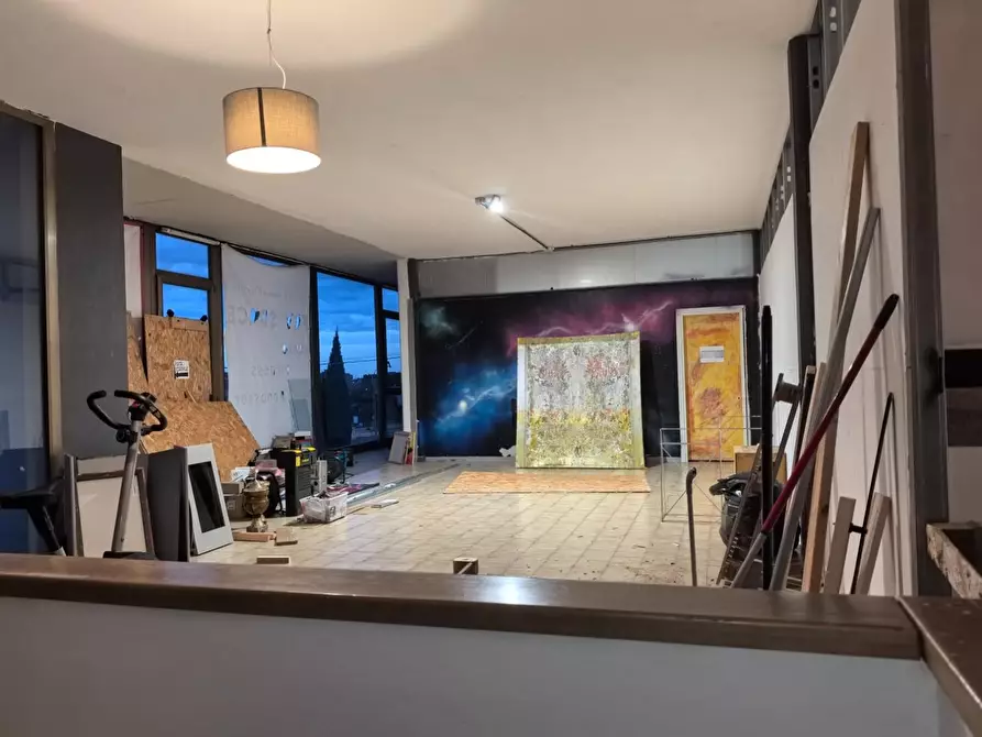 Immagine 11 di Locale commerciale in affitto  a Calcinaia