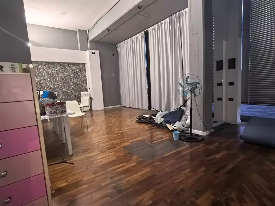 Immagine 8 di Locale commerciale in affitto  a Calcinaia