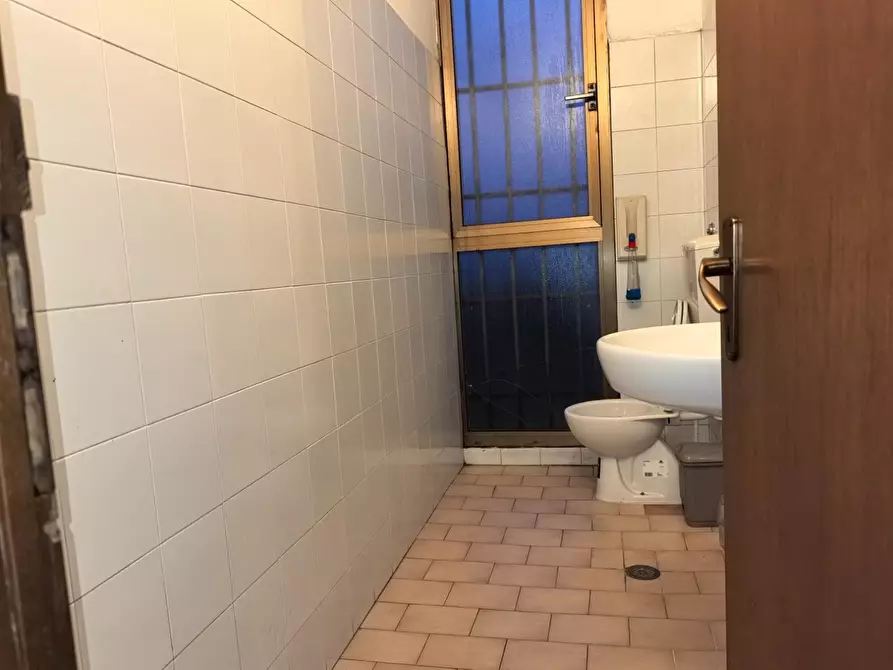 Immagine 15 di Locale commerciale in affitto  a Calcinaia