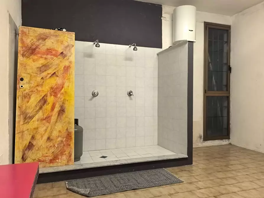 Immagine 14 di Locale commerciale in affitto  a Calcinaia