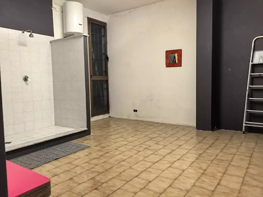 Immagine 13 di Locale commerciale in affitto  a Calcinaia