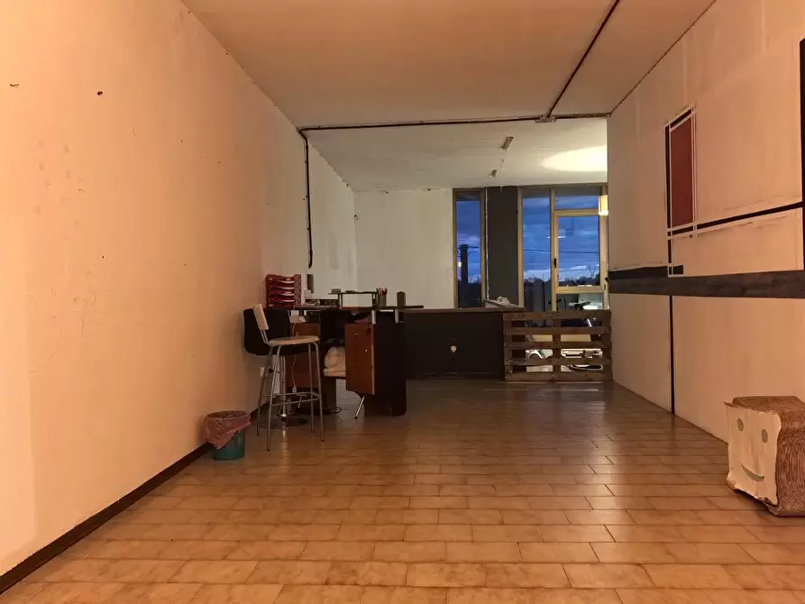 Immagine 16 di Locale commerciale in affitto  a Calcinaia