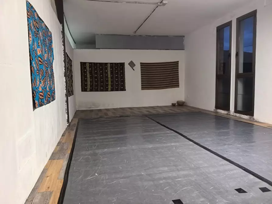 Immagine 12 di Locale commerciale in affitto  a Calcinaia