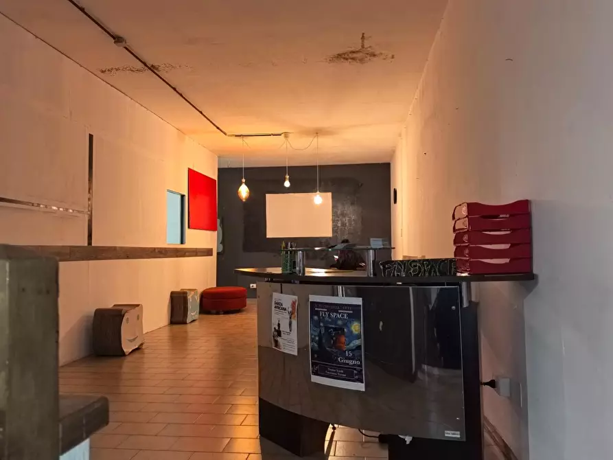 Immagine 10 di Locale commerciale in affitto  a Calcinaia
