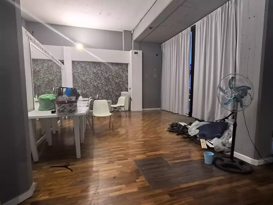 Immagine 9 di Locale commerciale in affitto  a Calcinaia