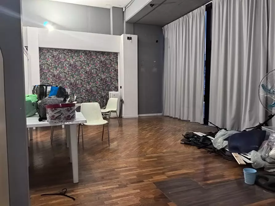 Immagine 1 di Locale commerciale in affitto  a Calcinaia