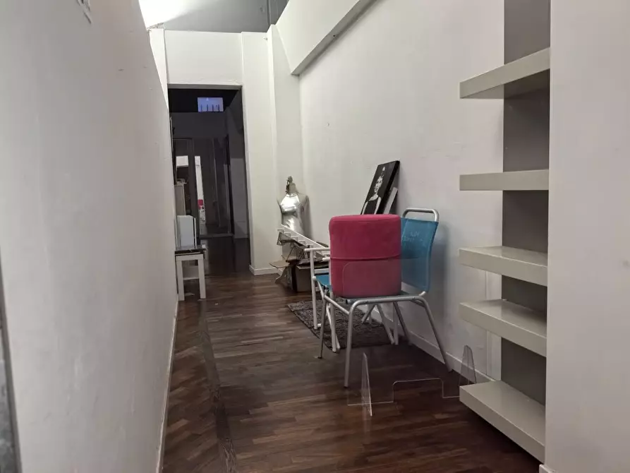 Immagine 2 di Locale commerciale in affitto  a Calcinaia