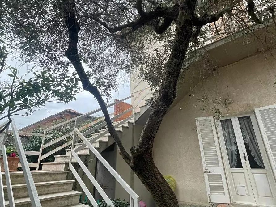 Immagine 1 di Villa in vendita  a Rosignano Marittimo