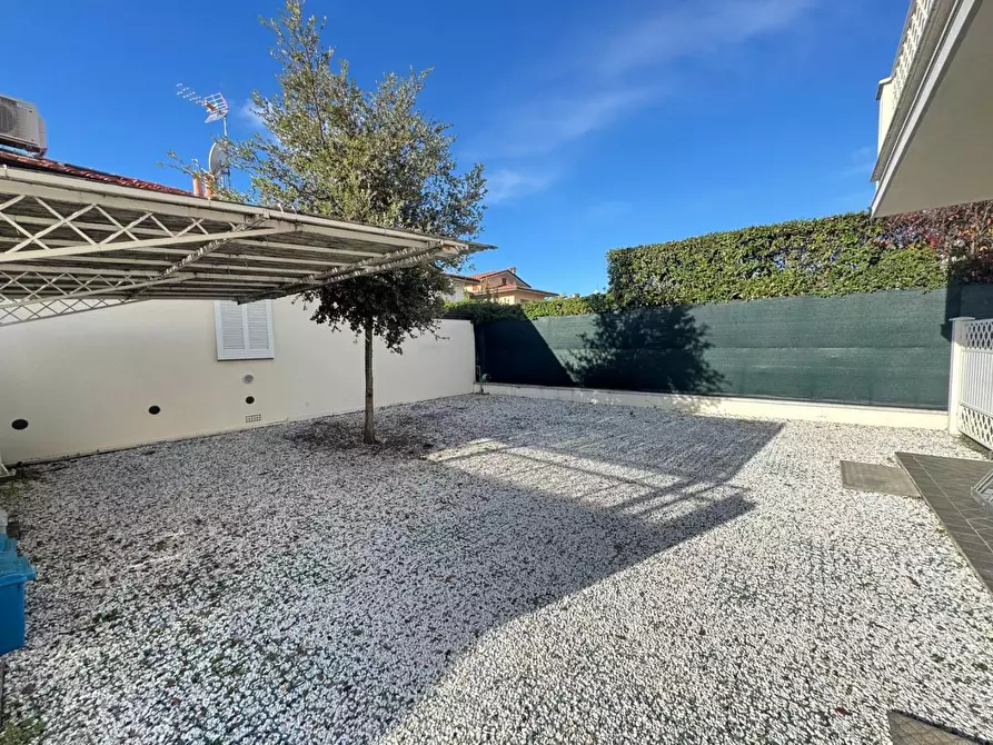 Immagine 3 di Appartamento in vendita  a Forte Dei Marmi