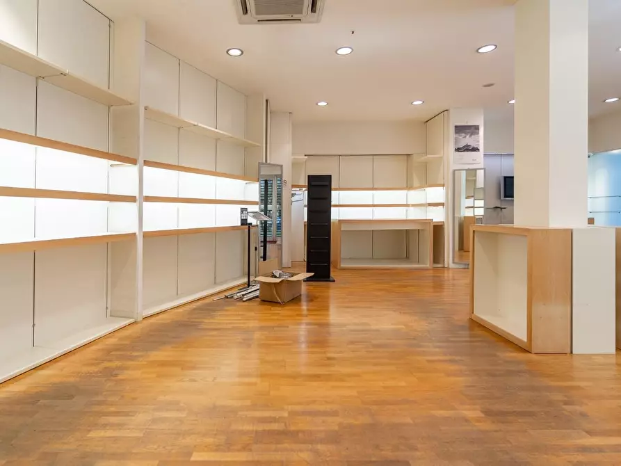 Immagine 10 di Locale commerciale in affitto  a Empoli