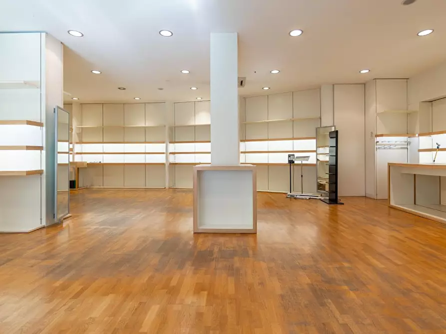 Immagine 2 di Locale commerciale in affitto  a Empoli