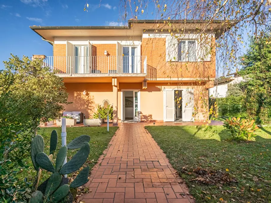 Immagine 1 di Villa in vendita  a Crespina Lorenzana