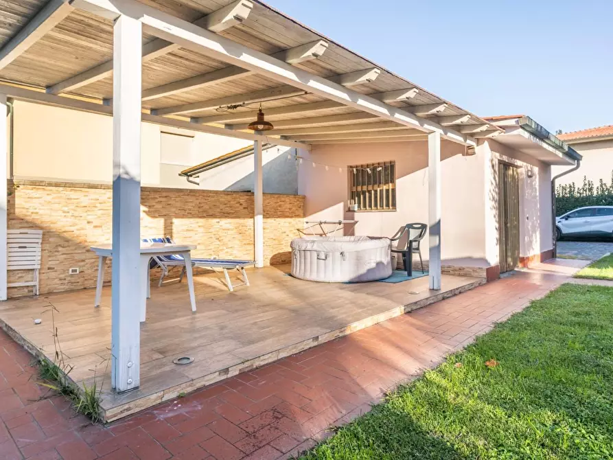 Immagine 11 di Villa in vendita  a Crespina Lorenzana