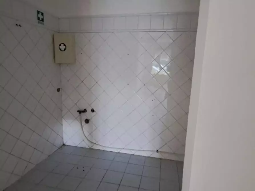 Immagine 8 di Locale commerciale in affitto  a Livorno