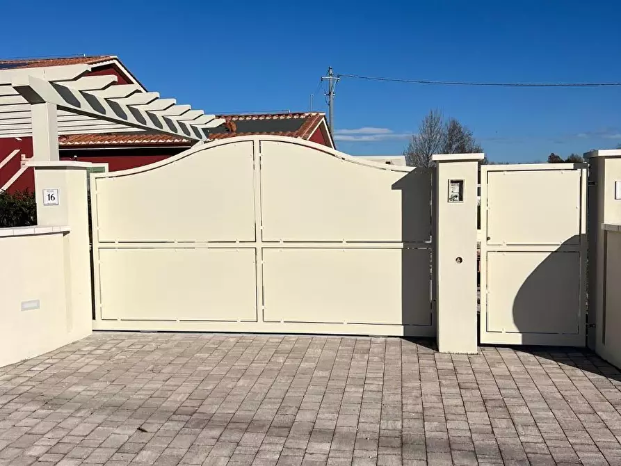 Immagine 11 di Villa in vendita  a Calcinaia