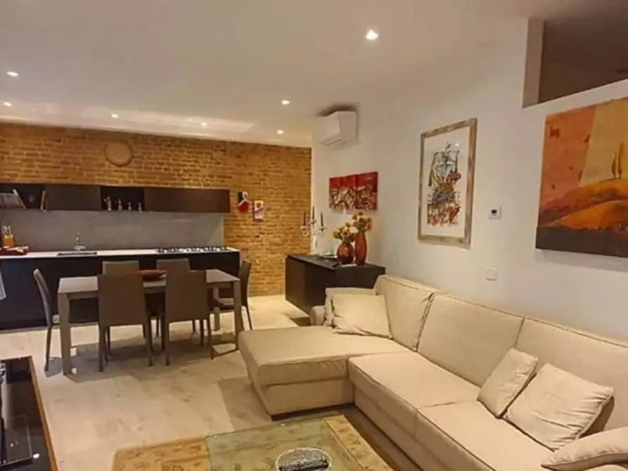 Immagine 8 di Appartamento in vendita  a Siena