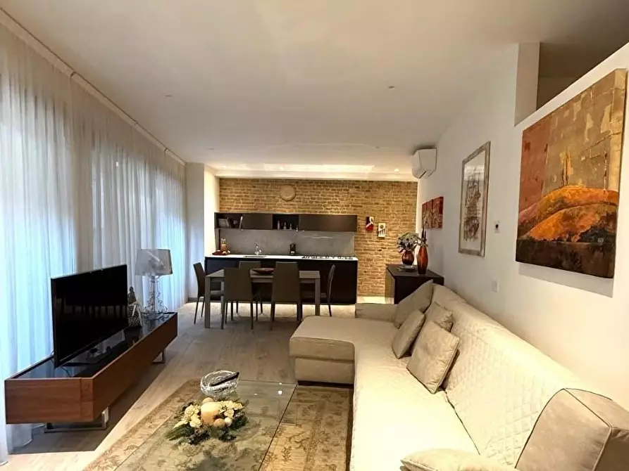 Immagine 4 di Appartamento in vendita  a Siena