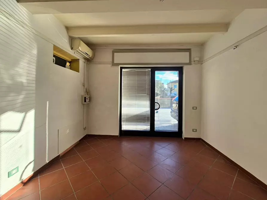 Immagine 2 di Locale commerciale in affitto  a Capannori