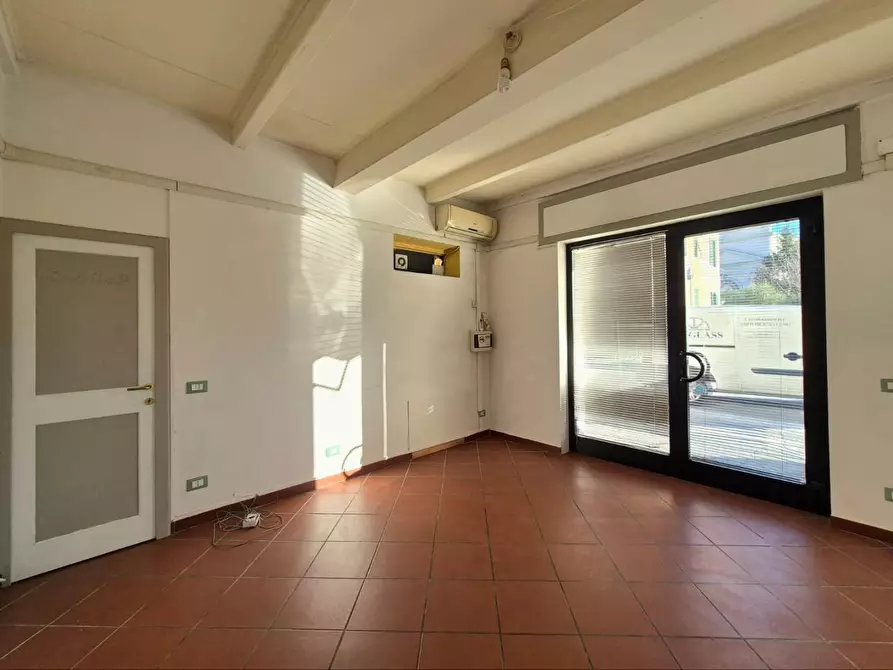 Immagine 1 di Locale commerciale in affitto  a Capannori