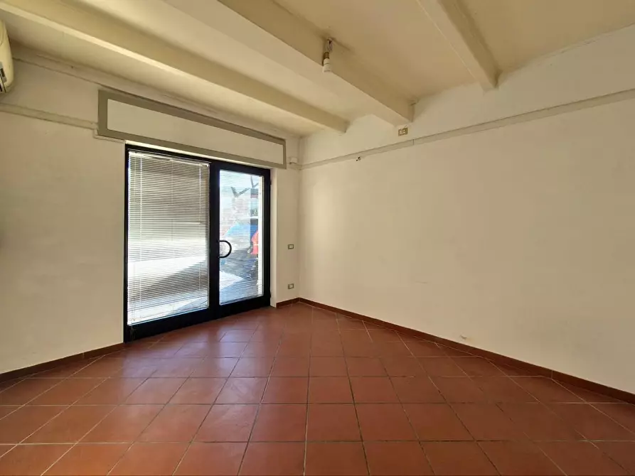 Immagine 3 di Locale commerciale in affitto  a Capannori