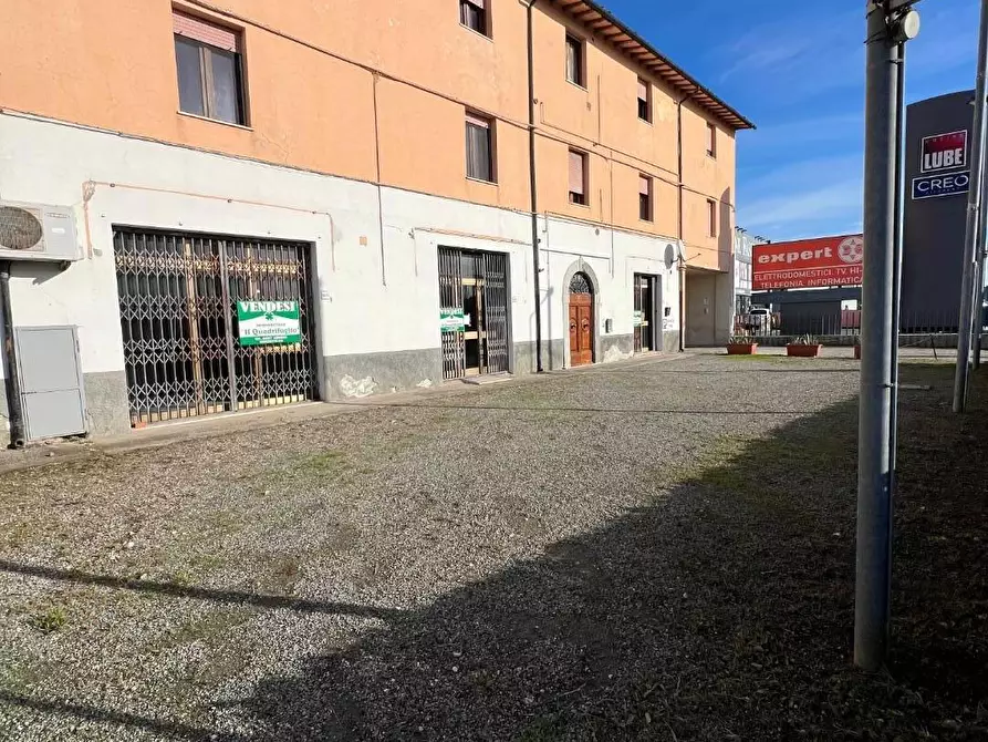 Immagine 12 di Locale commerciale in vendita  a Calcinaia