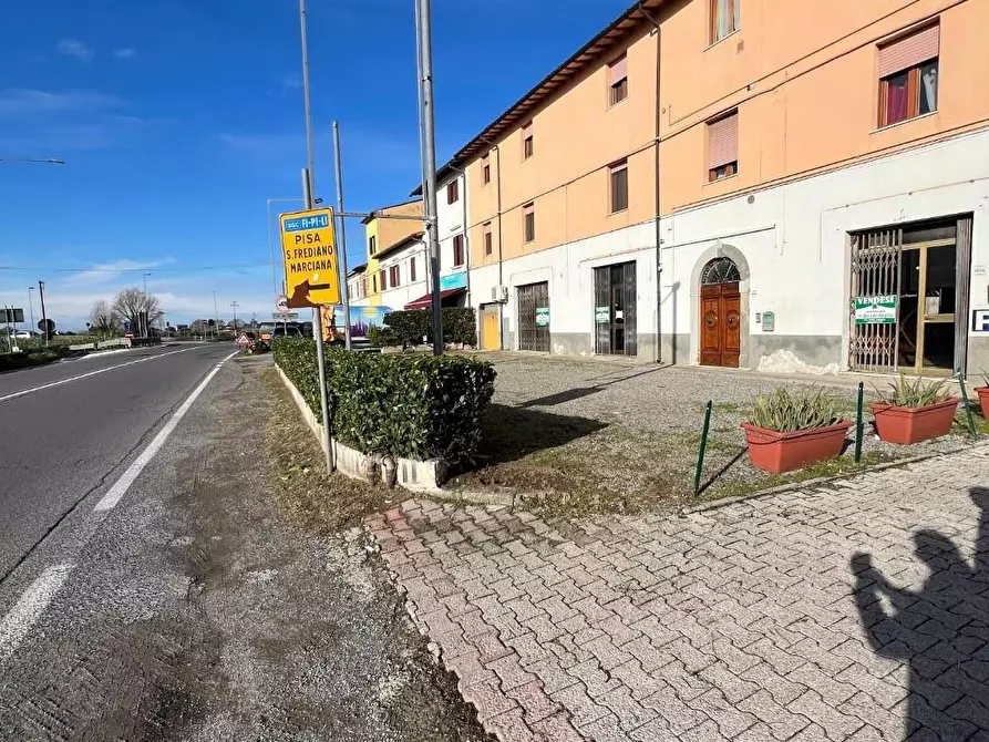 Immagine 9 di Locale commerciale in vendita  a Calcinaia