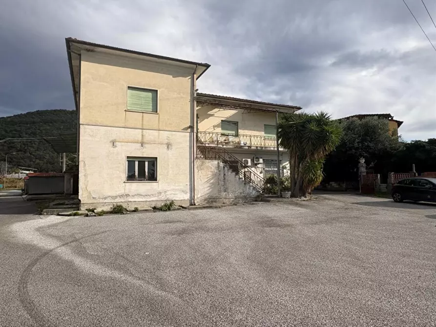 Immagine 3 di Palazzo in vendita  a Montignoso