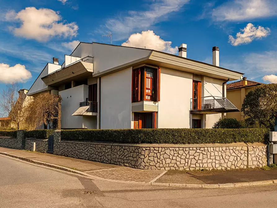 Immagine 1 di Casa bifamiliare in vendita  a Pontedera