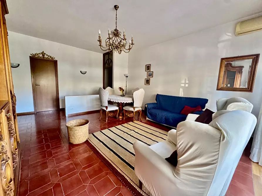 Immagine 11 di Appartamento in vendita  a Massa