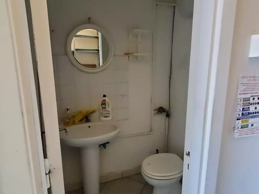 Immagine 12 di Locale commerciale in vendita  a Lecce