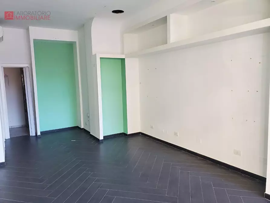 Immagine 8 di Locale commerciale in vendita  a Lecce