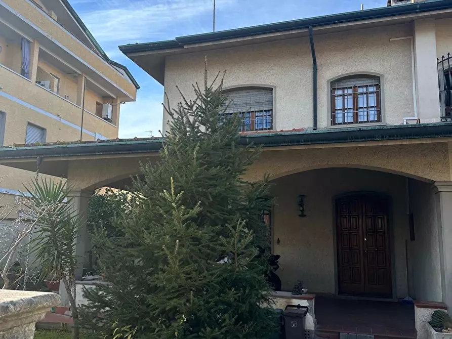 Immagine 11 di Casa bifamiliare in vendita  a Viareggio