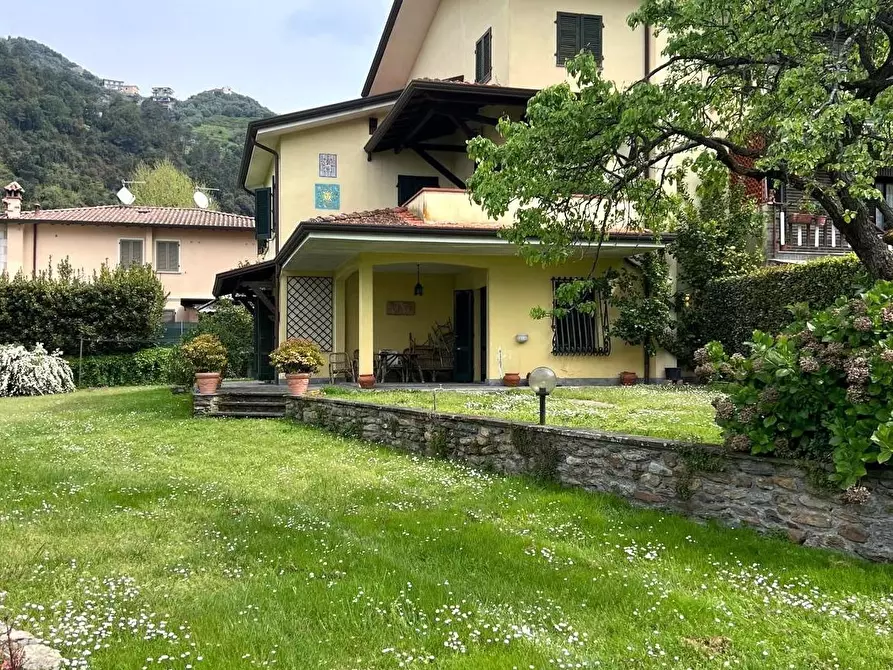 Immagine 1 di Casa bifamiliare in vendita  a Montignoso
