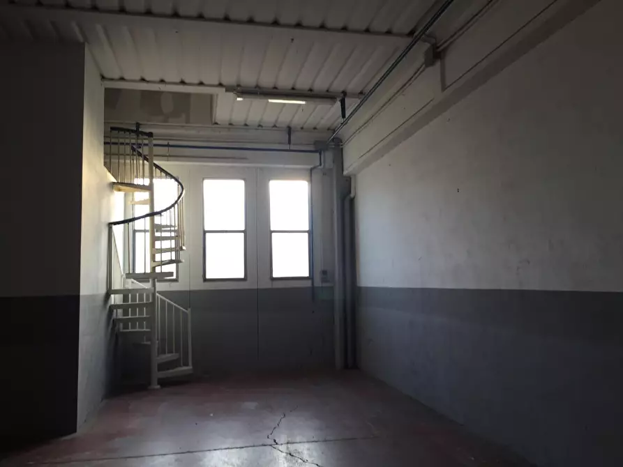 Immagine 3 di Capannone industriale in vendita  a Grosseto