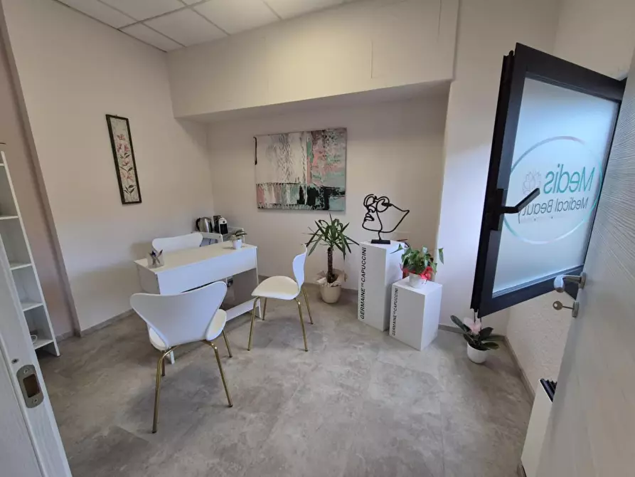 Immagine 12 di Ufficio in affitto  a Siena