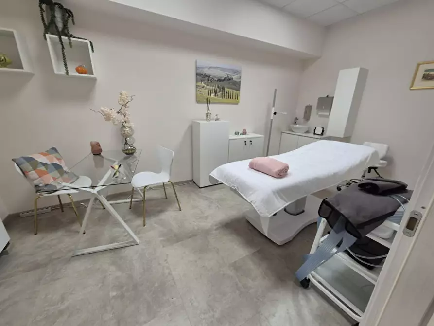 Immagine 16 di Ufficio in affitto  a Siena