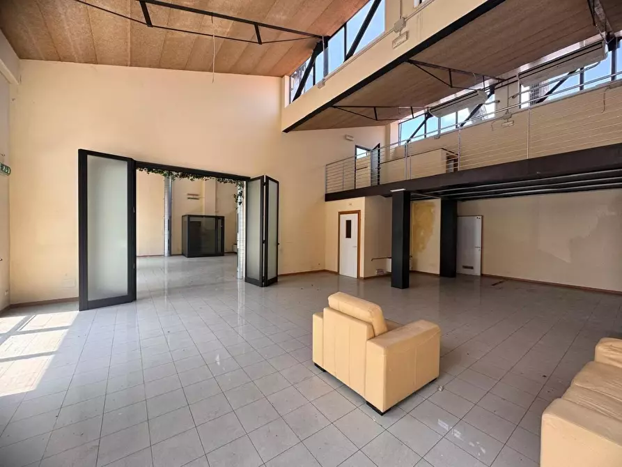 Immagine 9 di Locale commerciale in vendita  a Siena