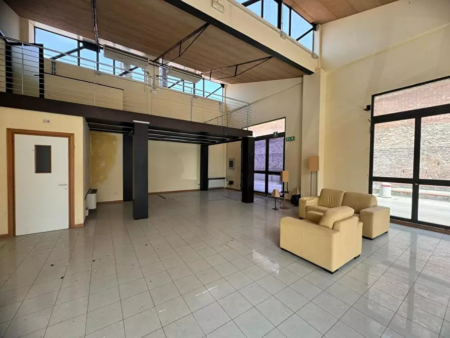 Immagine 2 di Locale commerciale in vendita  a Siena