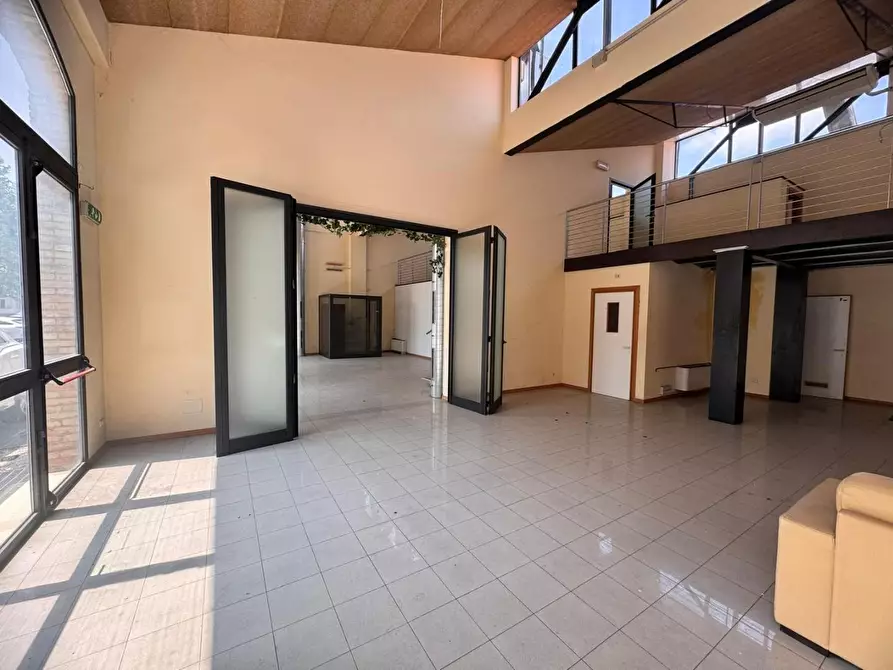 Immagine 6 di Locale commerciale in vendita  a Siena