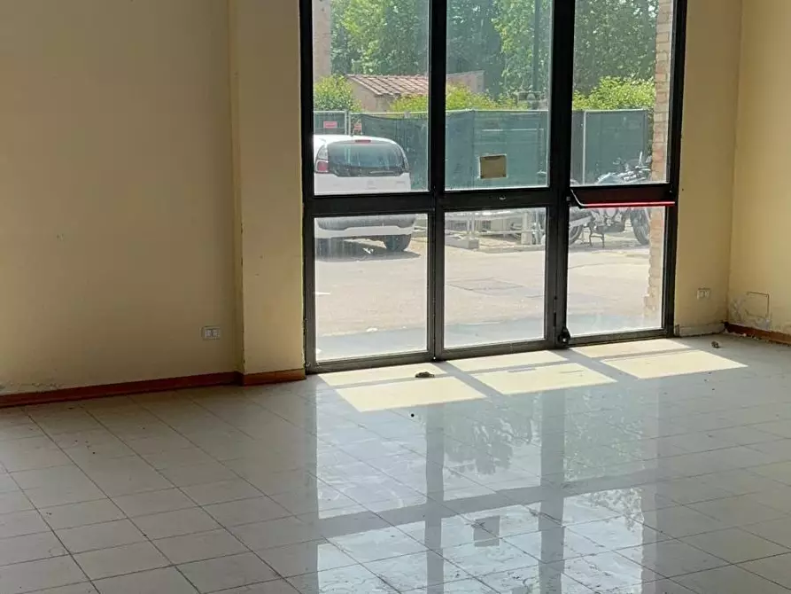 Immagine 8 di Locale commerciale in vendita  a Siena