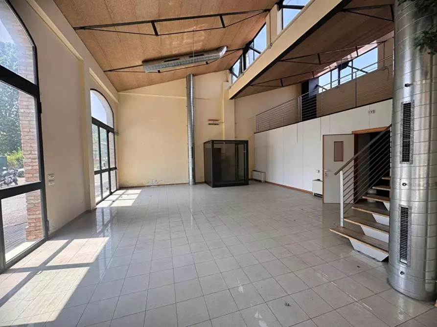 Immagine 4 di Locale commerciale in vendita  a Siena