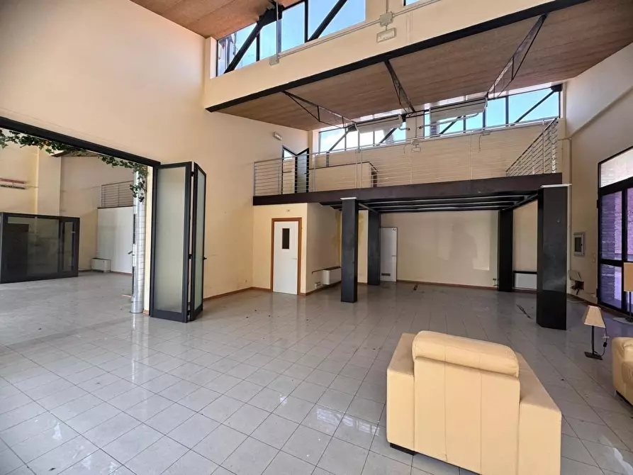 Immagine 7 di Locale commerciale in vendita  a Siena