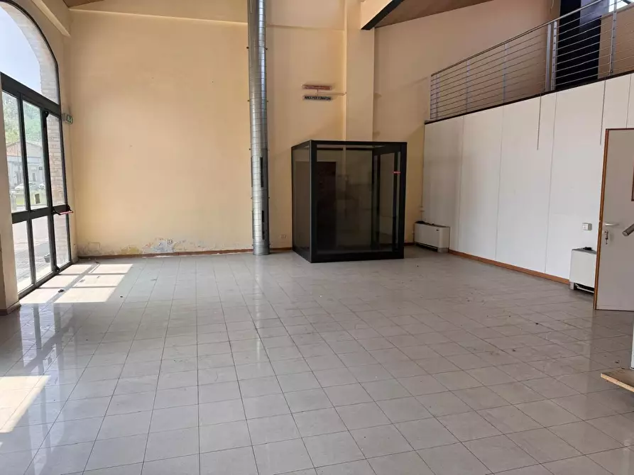 Immagine 5 di Locale commerciale in vendita  a Siena