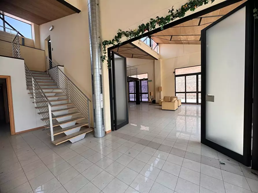 Immagine 3 di Locale commerciale in vendita  a Siena