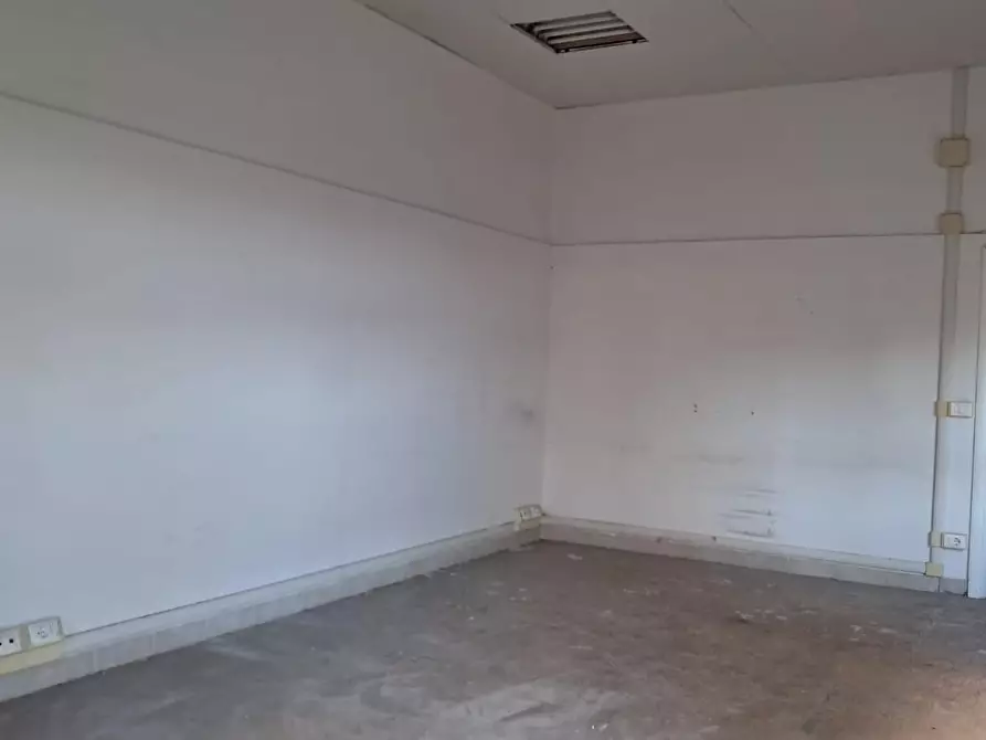 Immagine 2 di Negozio in vendita  a Livorno