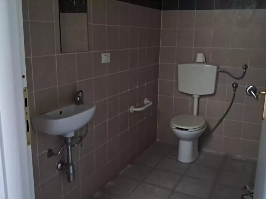 Immagine 7 di Negozio in vendita  a Livorno