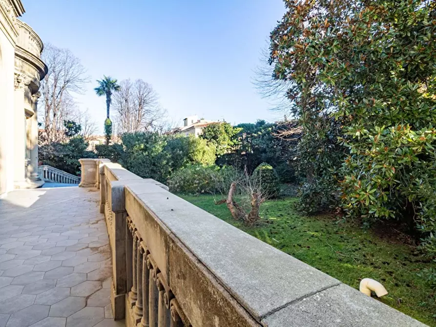 Immagine 9 di Villa in vendita  a Pisa