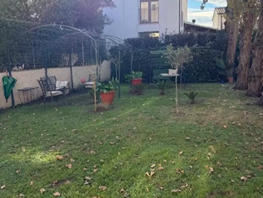 Immagine 1 di Casa semindipendente in vendita  a Cascina