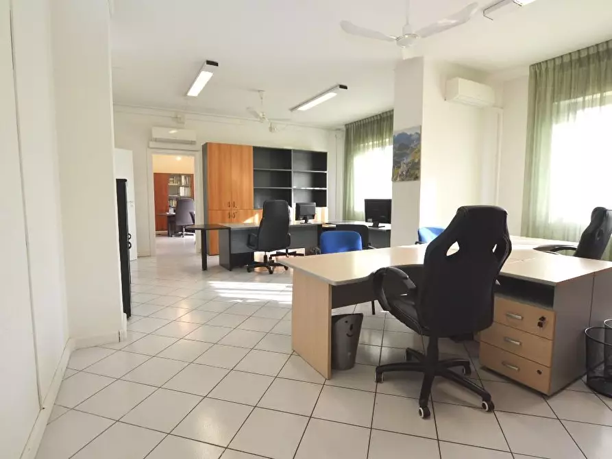 Immagine 4 di Ufficio in affitto  a Lucca