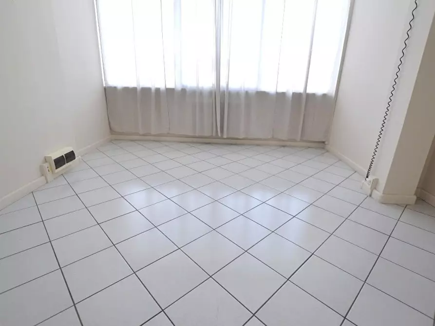 Immagine 15 di Ufficio in affitto  a Lucca